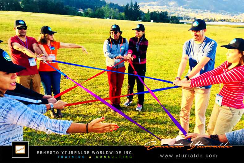 Talleres experienciales de cuerdas con Ernesto Yturralde Worldwide Inc., fortaleciendo trabajo colaborativo y alto desempeño en equipos corporativos LATAM