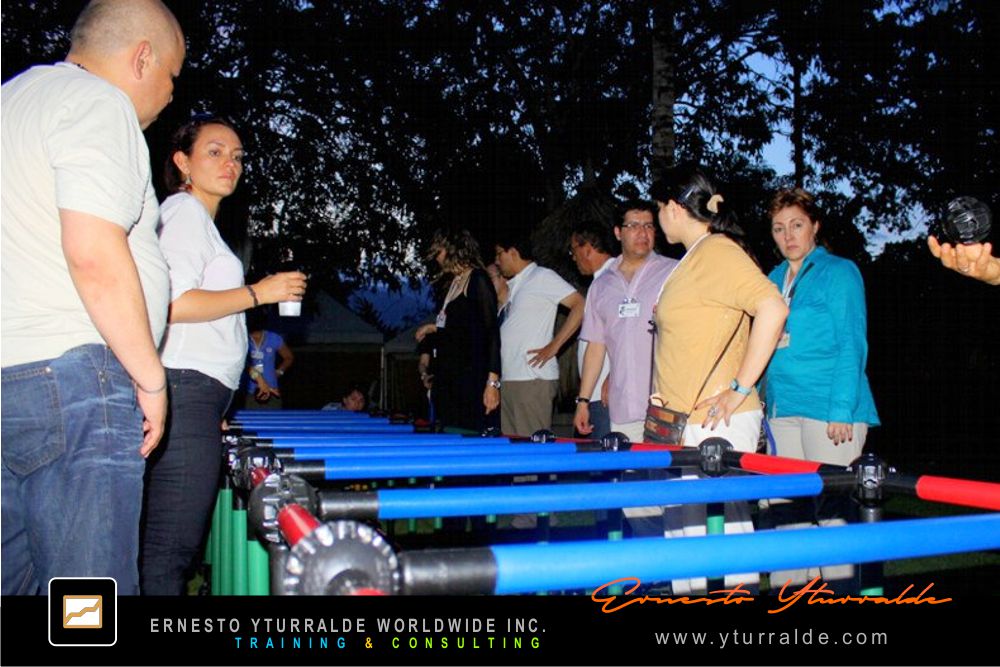 Talleres Experienciales | Team Building LATAM | Actividades de liderazgo y motivación con cuerdas bajas para ejecutivos