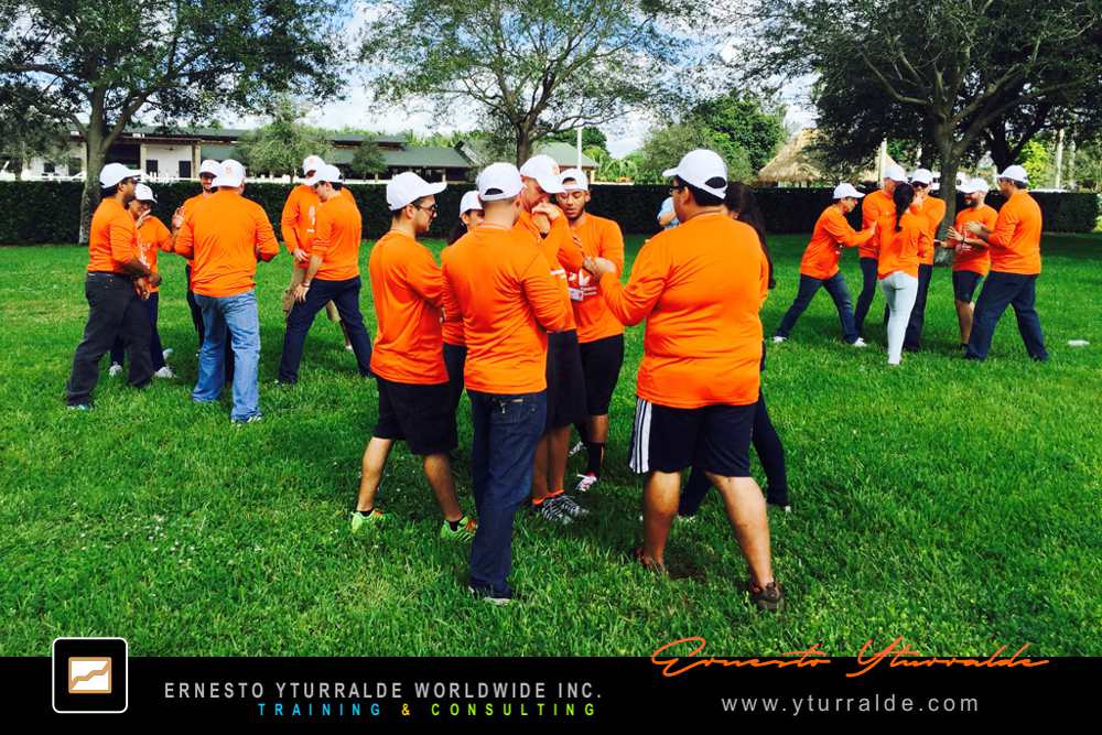 Talleres Experienciales | Team Building LATAM | Actividades de integración vivencial con retos colaborativos de cuerdas bajas
