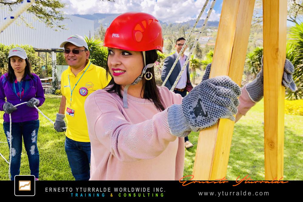 Talleres Experienciales | Team Building LATAM | Talleres de Cuerdas Bajas para desarrollar empatía, escucha activa y compromiso