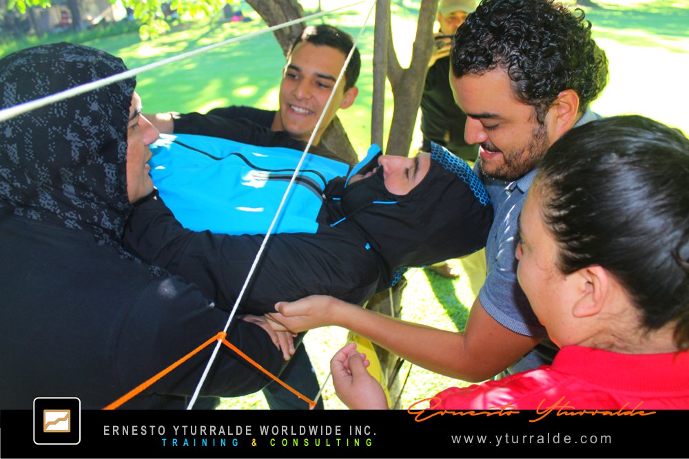 Team Building LATAM | Actividades de liderazgo y motivación con cuerdas bajas para ejecutivos