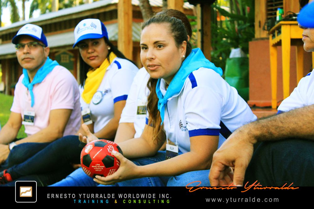 Talleres Experienciales | Team Building LATAM | Cohesión de equipos a través de experiencias outdoor de confianza